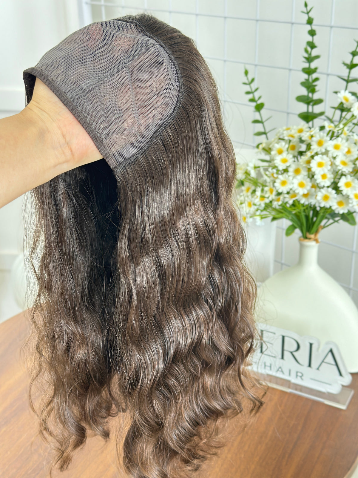Sheitel de 18 pouces en cheveux russes vierges naturels de couleur n°6, légèrement dégradé et ondulé