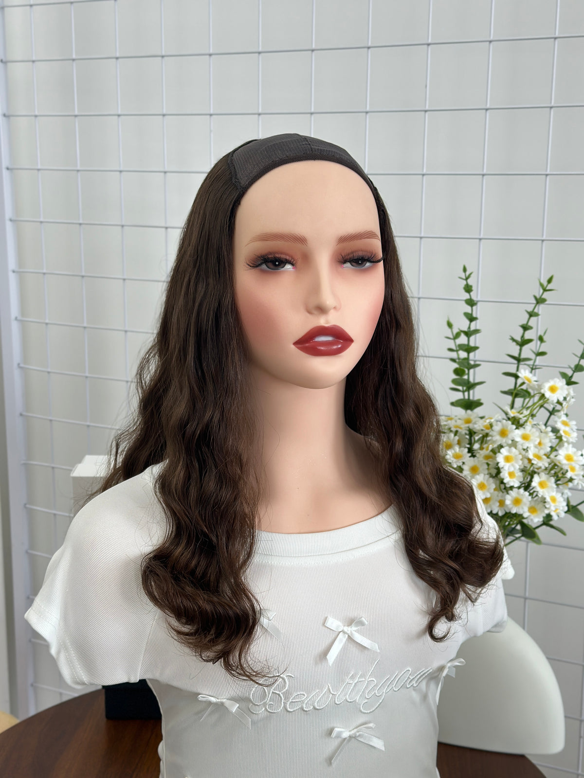 Sheitel de 18 pouces en cheveux russes vierges naturels de couleur n°6, légèrement dégradé et ondulé
