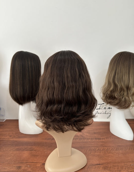 Perrque Lace Top HD 12 pouces ondulée légèrement dégradée, couleur naturelle avec mèches